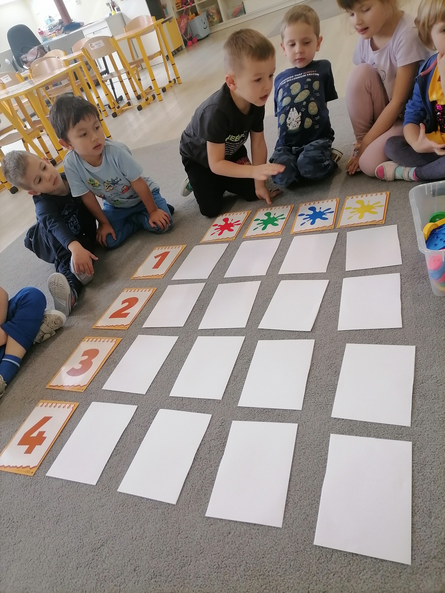 dzieci i kolorowe plansza do kodowania kolorów