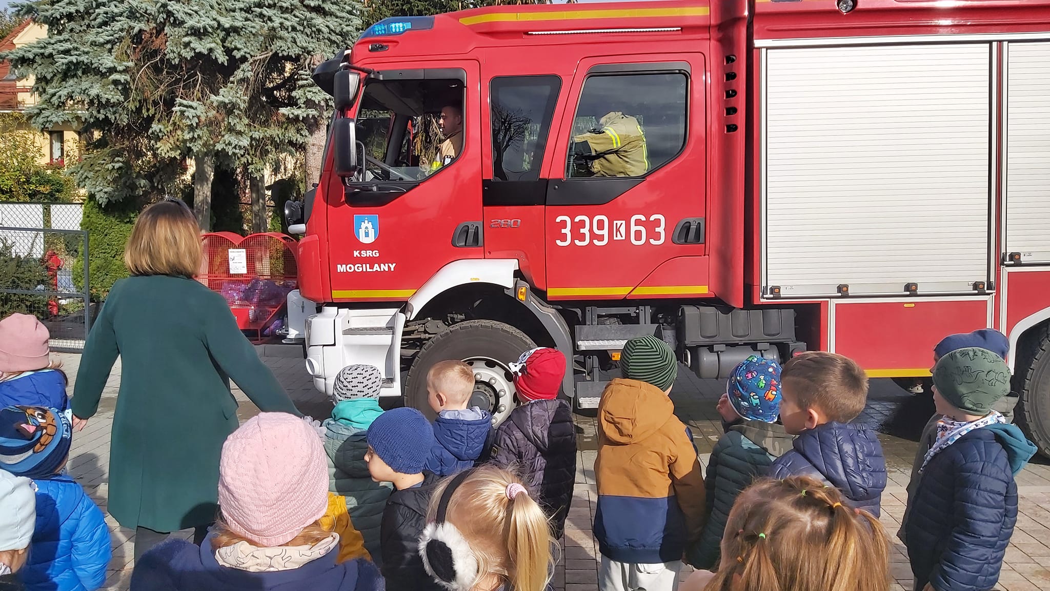 dzieci i wóz strażacki