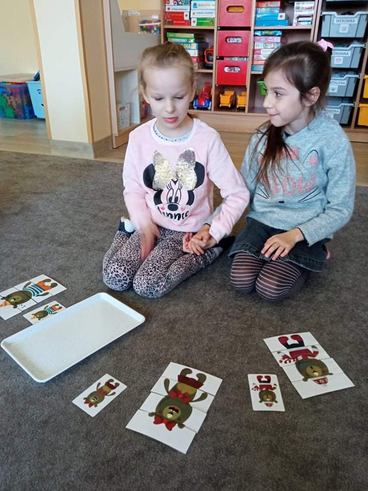 liski pluszowe misie dzieci składają obrazki z części