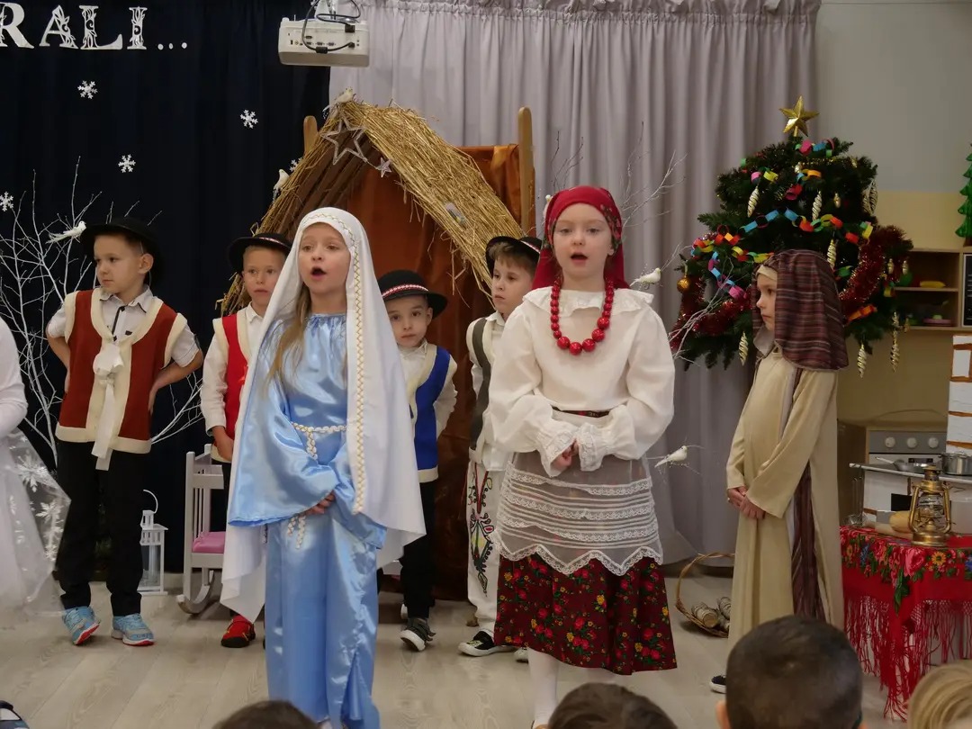 maryja i gaździna śpiewają kolędy