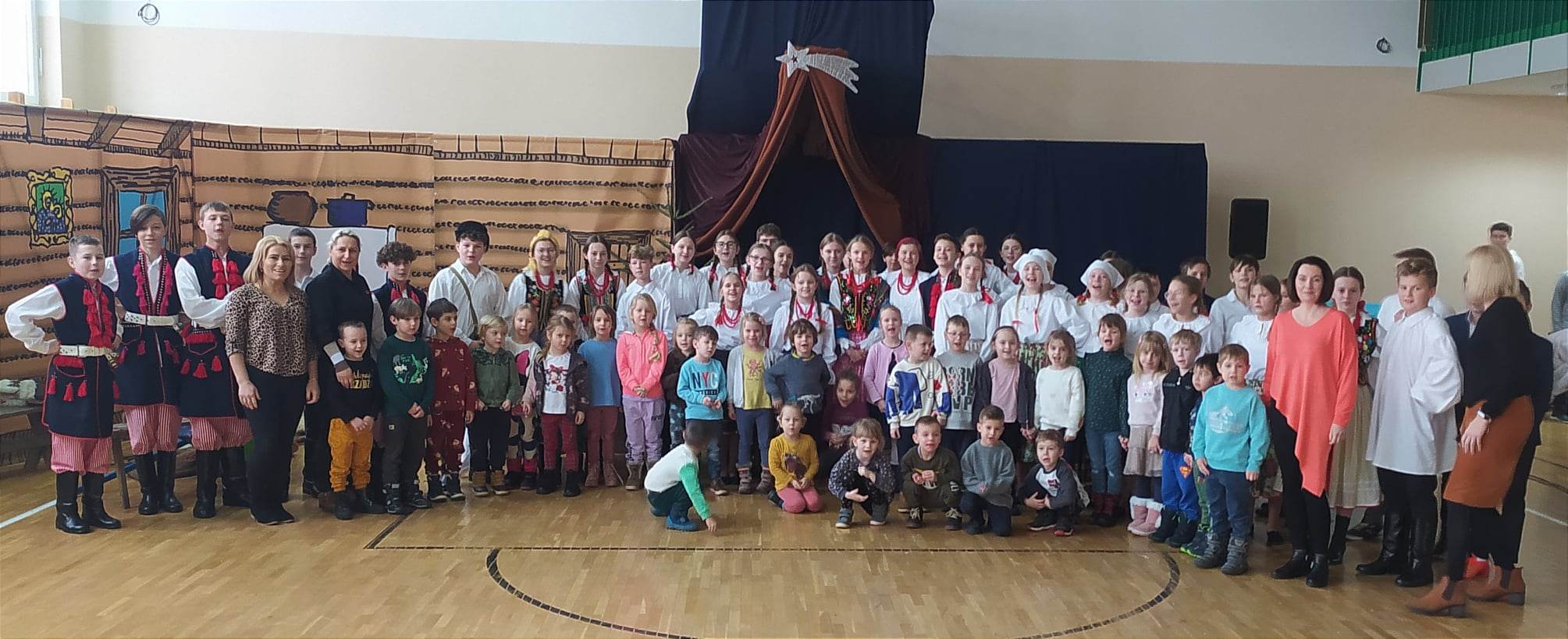 pamiątkowe zdjęcie przedszkolaki i aktorzy z Jasełek