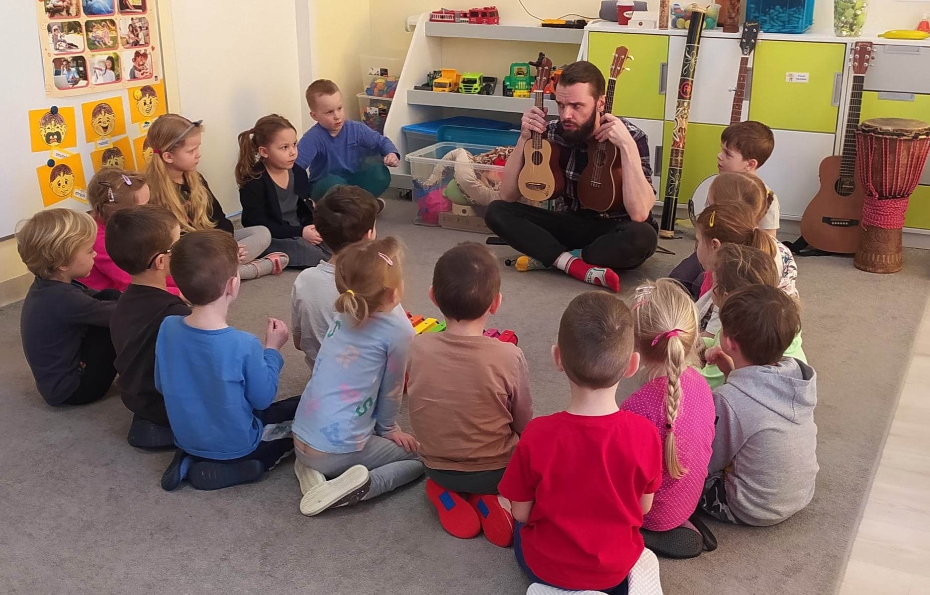 pszczółki oglądają różne ukulele