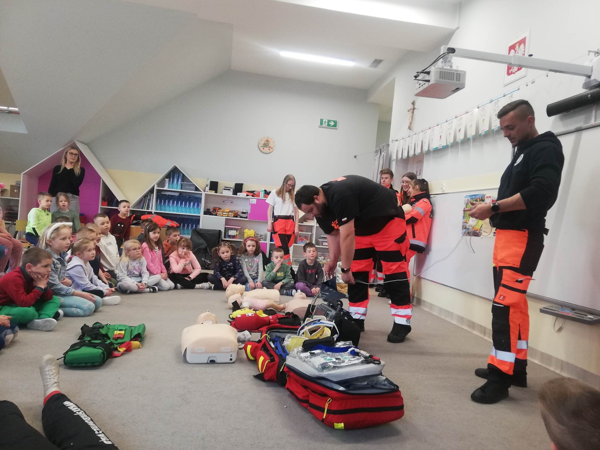 ratownicy prezentują torby medyczne