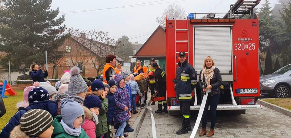 PANI DYREKTOR ROZMAWIA SE STRAŻAKAMI