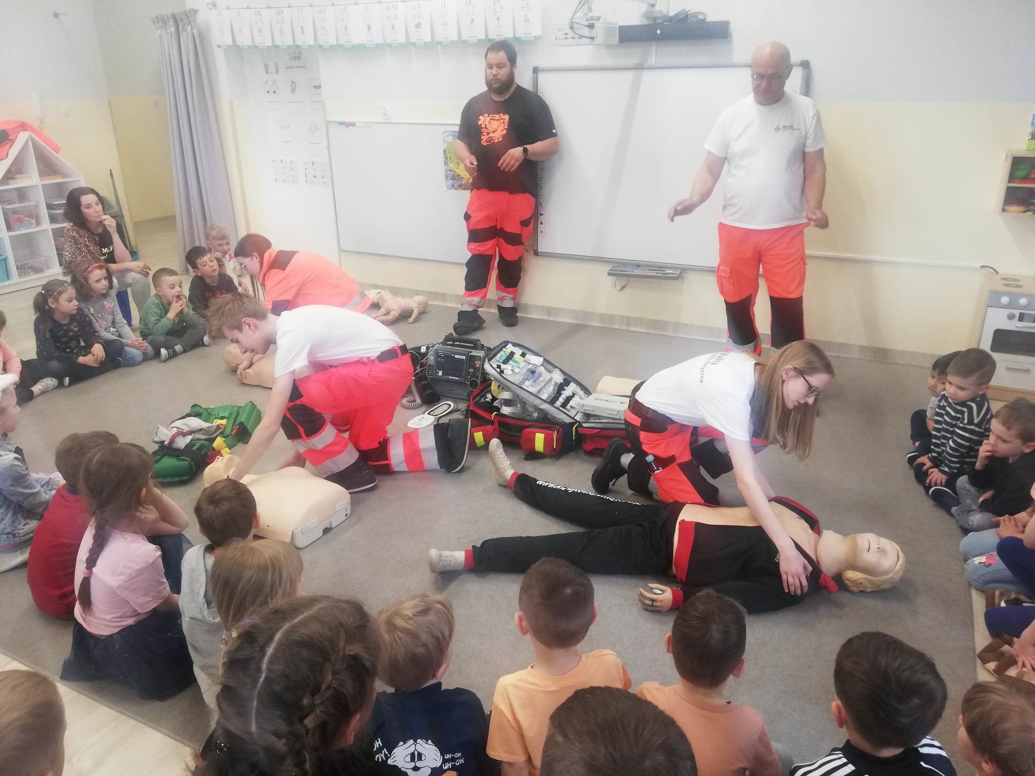 służba maltańska prezentuje dzieciom pierwszą pomoc