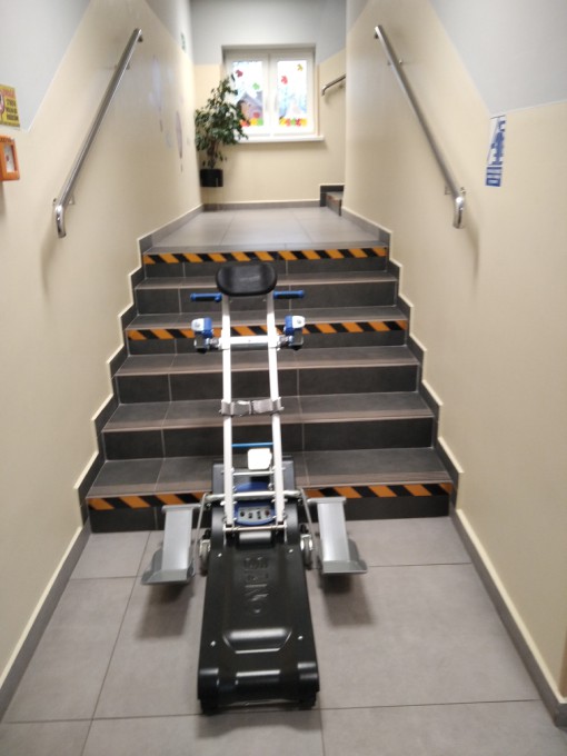 zdjęcie windy dla niepełnosprawnych do schodów